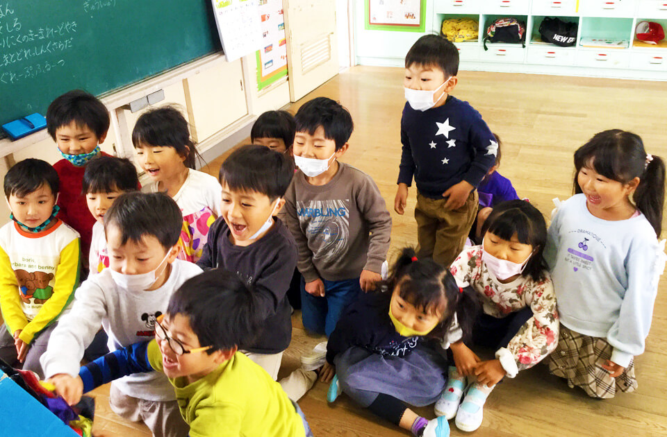 2021年4月 SuruSu上陽こども園子どもたちこいのぼり揚げの様子