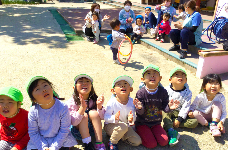 2021年4月 SuruSu上陽こども園子どもたちこいのぼり揚げの様子