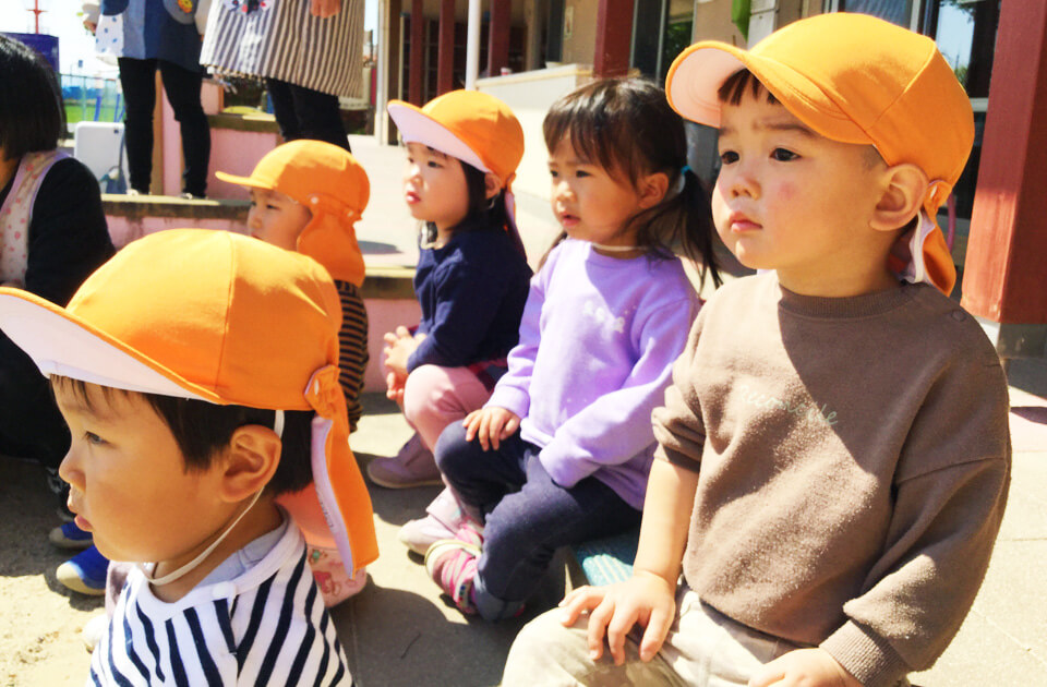 2021年4月 SuruSu上陽こども園子どもたちこいのぼり揚げの様子