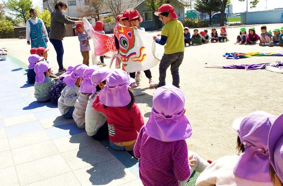 2021年4月 SuruSu上陽こども園子どもたちこいのぼり揚げの様子