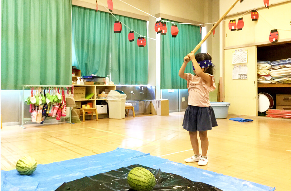 2021年8月 SuruSu上陽こども園 スイカ割りの様子