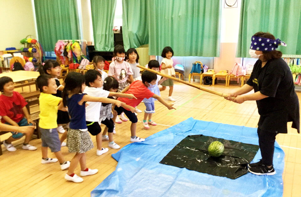 2021年8月 SuruSu上陽こども園 スイカ割りの様子