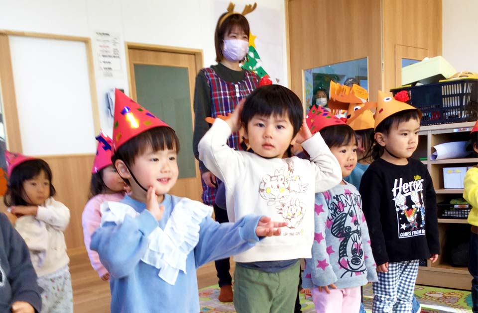 2021年12月 SuruSu上陽こども園 クリスマス会の子ども達の様子