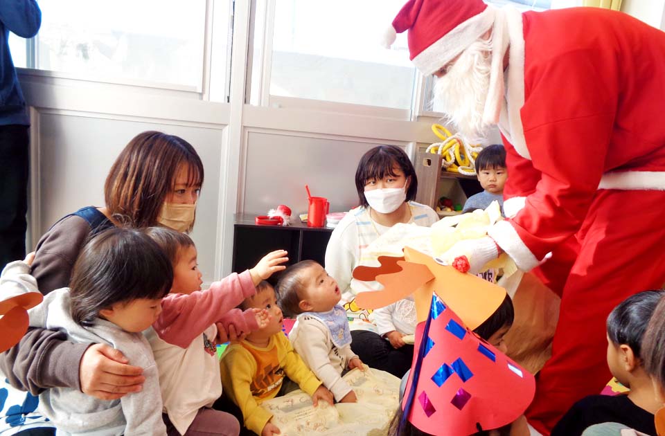 2021年12月 SuruSu上陽こども園 クリスマス会の子ども達の様子