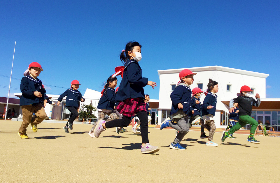 2022年2月 SuruSu上陽こども園 広い園庭の様子
