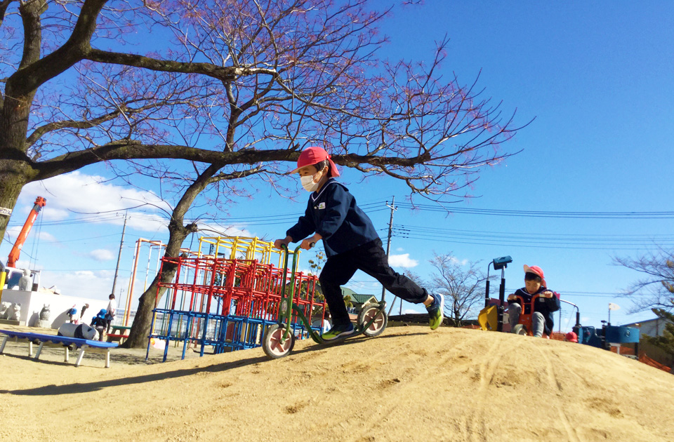 2022年2月 SuruSu上陽こども園 広い園庭の様子