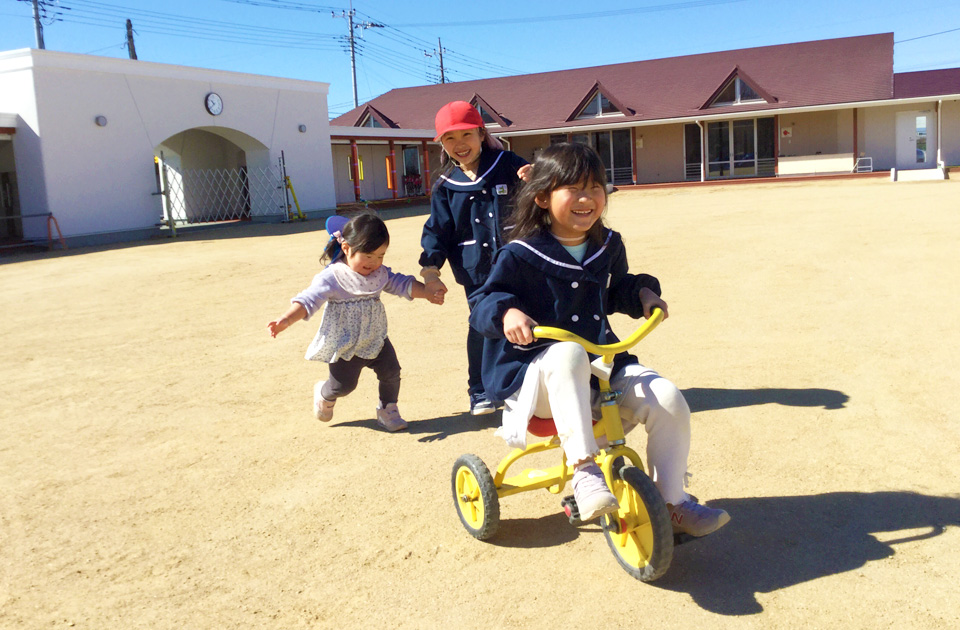 2022年2月 SuruSu上陽こども園 広い園庭の様子