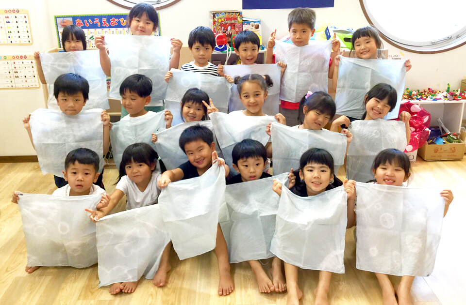 SuruSu祝昌こども園 藍染め体験の様子 2021年8月
