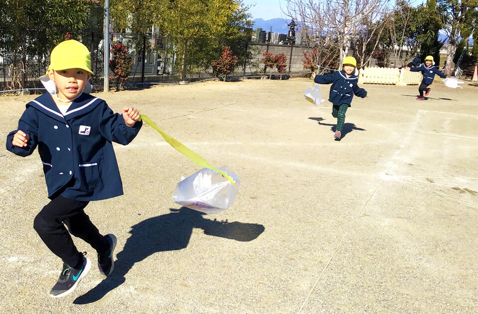 SuruSu祝昌こども園 凧あげの様子 2022年1月